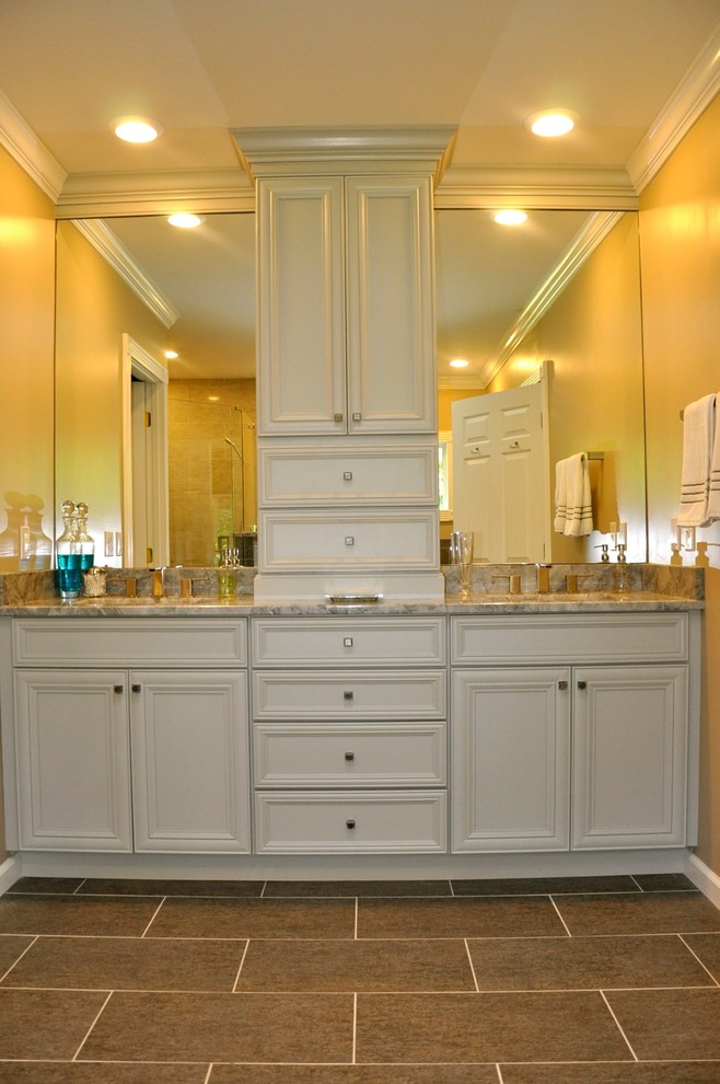 Foto på ett mellanstort vintage en-suite badrum, med ett undermonterad handfat, luckor med infälld panel, grå skåp, granitbänkskiva, ett platsbyggt badkar, en hörndusch, grå kakel, porslinskakel, grå väggar och klinkergolv i porslin