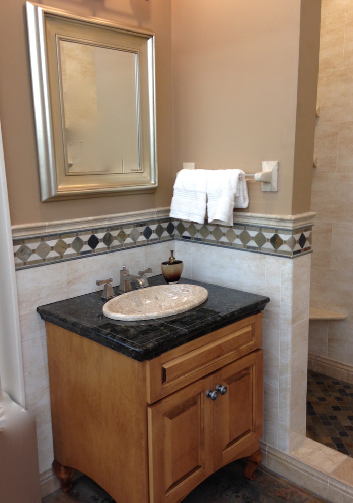 На фото: маленькая ванная комната в классическом стиле с угловым душем, серой плиткой, керамической плиткой, полом из керамической плитки и душевой кабиной для на участке и в саду