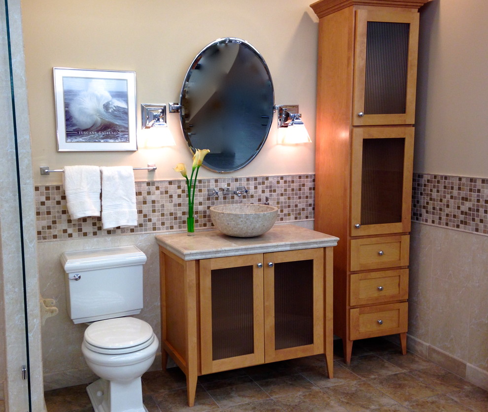 Exempel på ett litet klassiskt badrum, med en toalettstol med hel cisternkåpa, beige väggar, ett fristående handfat, luckor med infälld panel, skåp i ljust trä och granitbänkskiva