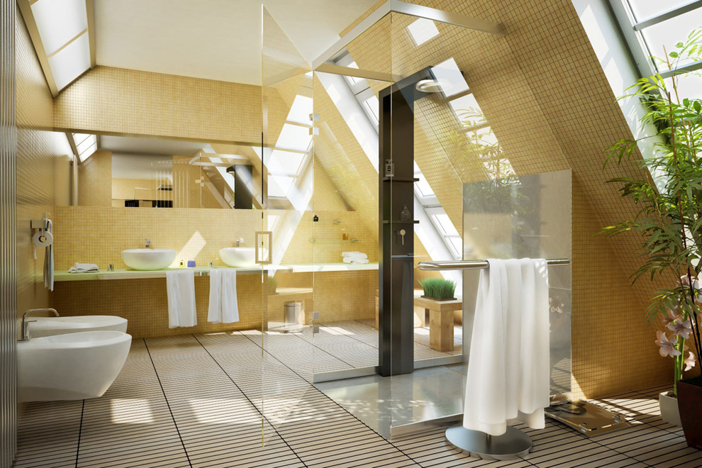 Пример оригинального дизайна: большая главная ванная комната в современном стиле с душем без бортиков, бежевыми стенами, полом из керамогранита, настольной раковиной, писсуаром, столешницей из дерева и бежевым полом