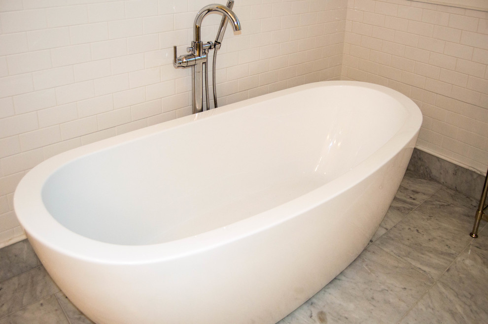 Imagen de cuarto de baño principal contemporáneo grande con bañera exenta, baldosas y/o azulejos grises, baldosas y/o azulejos de piedra, paredes blancas y suelo de mármol