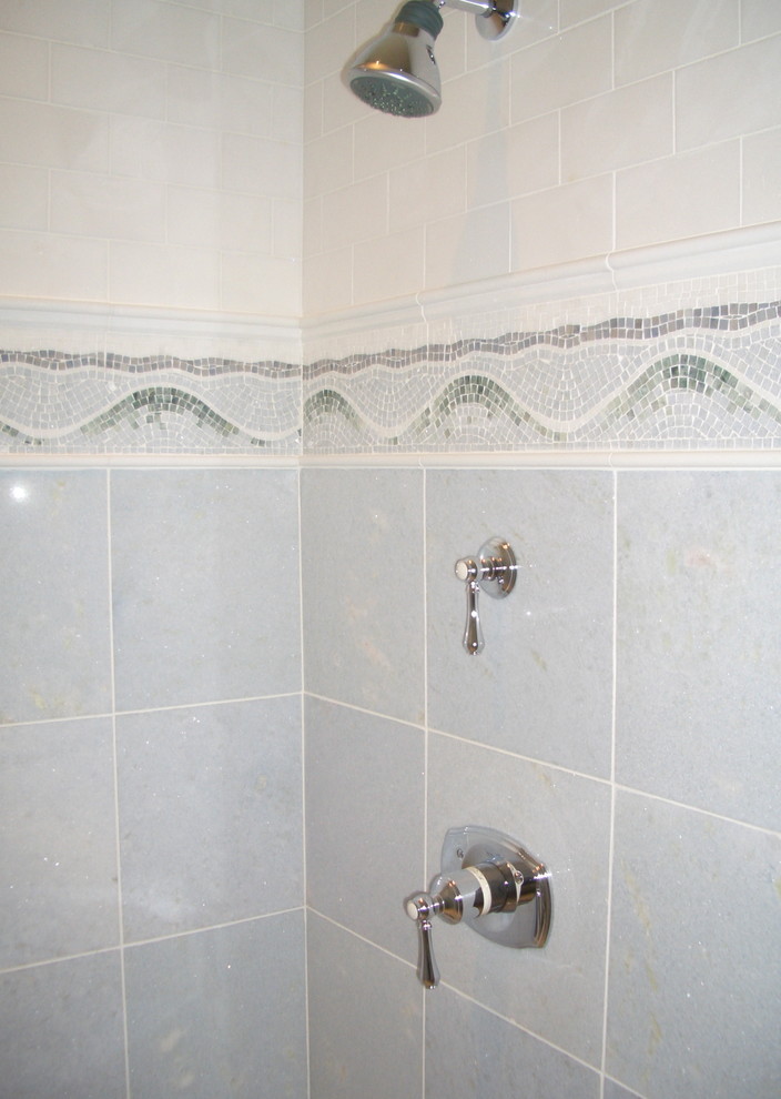 Источник вдохновения для домашнего уюта: ванная комната в классическом стиле с душем в нише и плиткой кабанчик