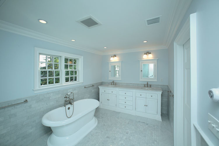 Idéer för stora vintage en-suite badrum, med skåp i shakerstil, vita skåp, marmorbänkskiva, vit kakel, tunnelbanekakel, ett fristående badkar, ett undermonterad handfat, blå väggar och marmorgolv