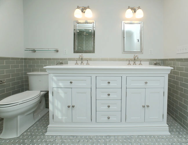 Exempel på ett mellanstort klassiskt badrum för barn, med skåp i shakerstil, vita skåp, marmorbänkskiva, grön kakel, tunnelbanekakel, ett badkar i en alkov, en hörndusch, en toalettstol med separat cisternkåpa, ett undermonterad handfat, vita väggar och mosaikgolv