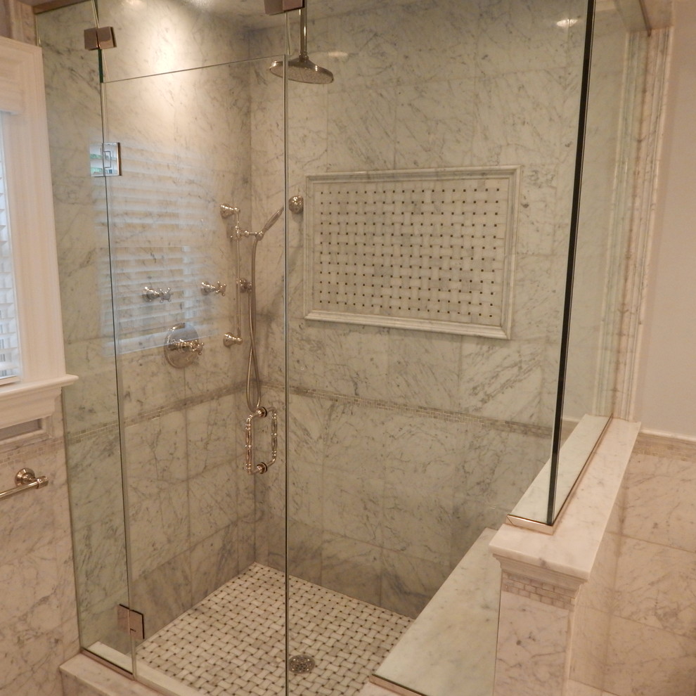 Foto di una grande stanza da bagno padronale classica con piastrelle bianche, piastrelle a mosaico, doccia ad angolo e pavimento con piastrelle a mosaico