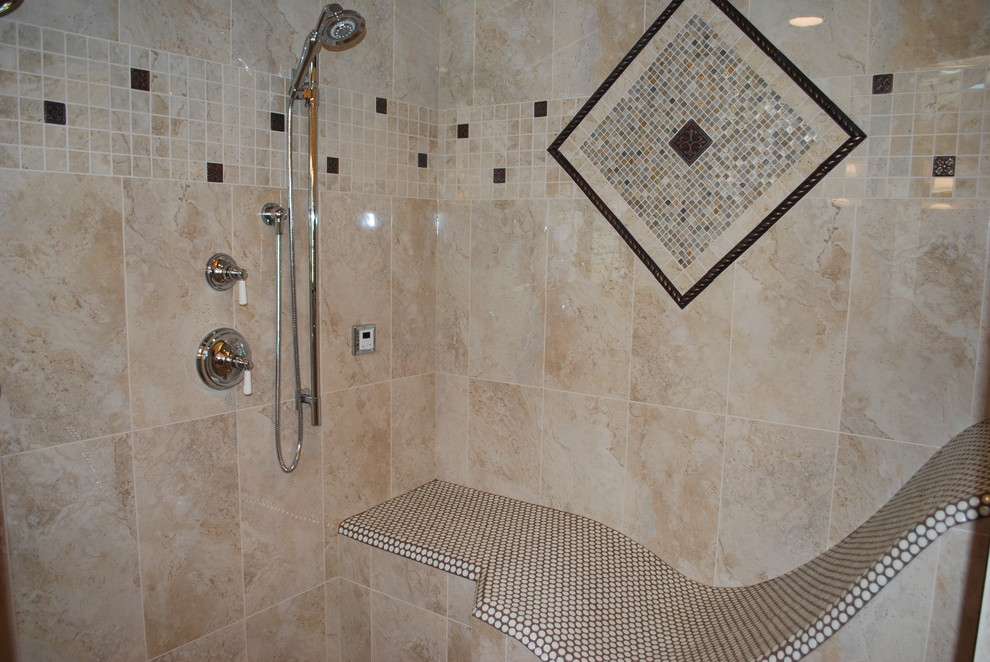 Foto på ett mellanstort vintage en-suite badrum, med möbel-liknande, skåp i slitet trä, ett platsbyggt badkar, en dusch i en alkov, beige kakel, klinkergolv i porslin, ett fristående handfat, granitbänkskiva, grönt golv och dusch med gångjärnsdörr