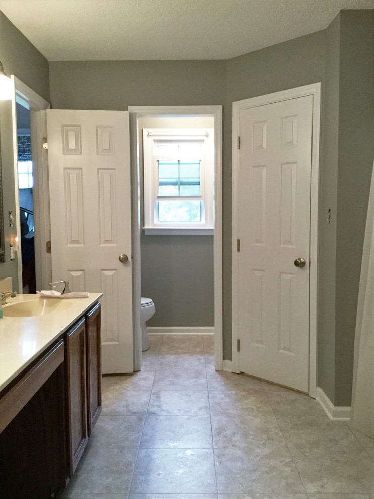 Foto de cuarto de baño principal clásico renovado grande con baldosas y/o azulejos multicolor, baldosas y/o azulejos de piedra, paredes grises y suelo de travertino