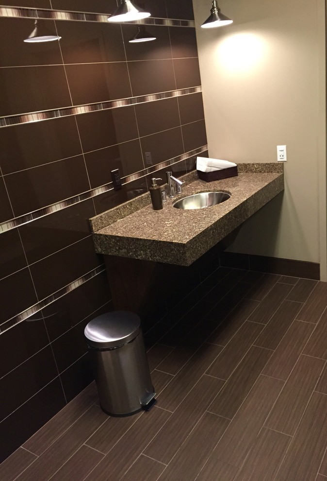 Immagine di una stanza da bagno padronale minimal di medie dimensioni con lavabo a consolle, vasca ad alcova, vasca/doccia, piastrelle beige, piastrelle in ceramica, pareti beige e parquet scuro