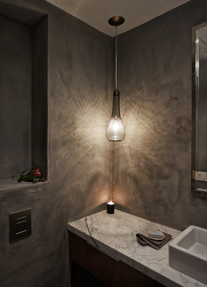 Inspiration pour une petite salle de bain principale asiatique en bois brun avec un lavabo encastré, un placard en trompe-l'oeil, un plan de toilette en marbre, une douche d'angle et un mur gris.
