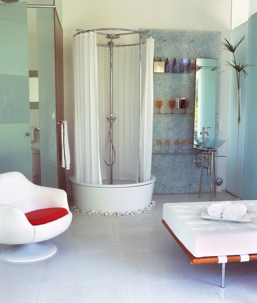 Esempio di un'ampia stanza da bagno padronale eclettica con lavabo sottopiano, nessun'anta, top in marmo, vasca freestanding, doccia ad angolo, piastrelle multicolore, piastrelle a mosaico, pareti bianche e pavimento in marmo