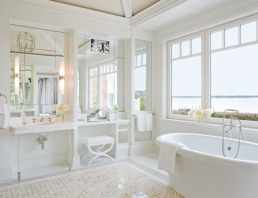 Пример оригинального дизайна: огромная главная ванная комната в современном стиле с стеклянными фасадами, столешницей из гранита, отдельно стоящей ванной, душем над ванной, белыми стенами и полом из травертина