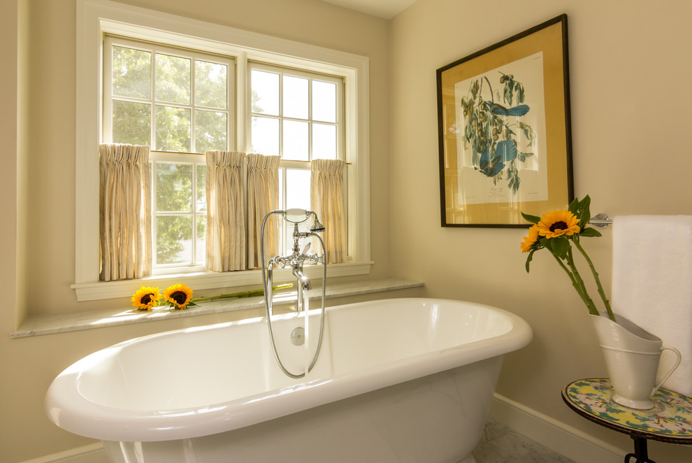 Idéer för att renovera ett mellanstort vintage badrum, med en dusch/badkar-kombination och beige väggar