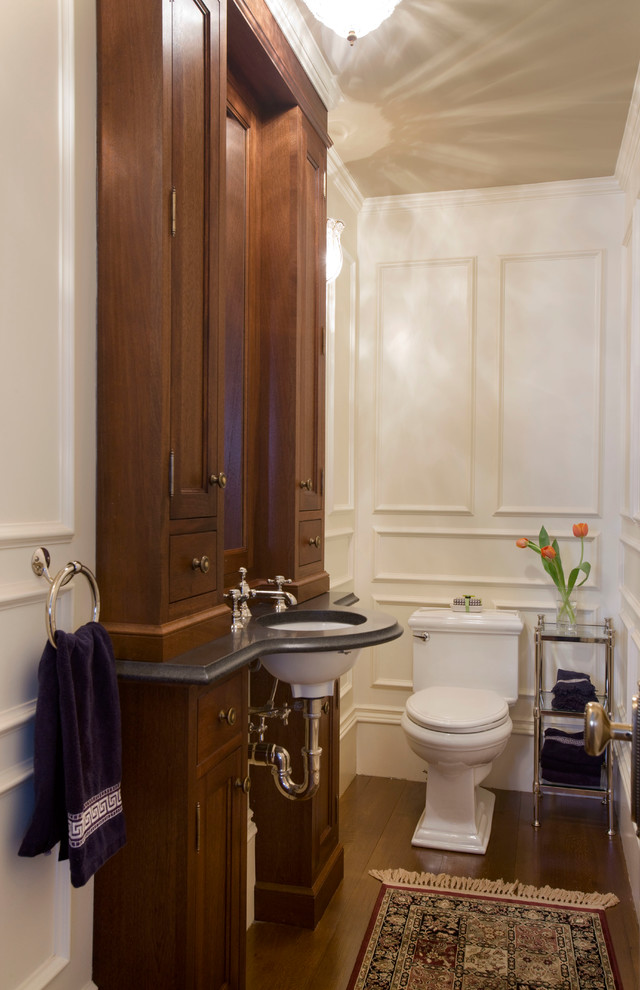 Imagen de cuarto de baño contemporáneo pequeño con armarios con paneles empotrados, puertas de armario de madera en tonos medios, sanitario de dos piezas, paredes blancas, suelo de madera oscura y lavabo bajoencimera