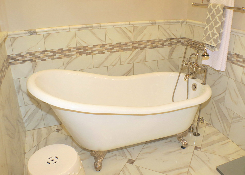 Foto på ett mellanstort vintage en-suite badrum, med ett fristående badkar, vit kakel, porslinskakel, grå väggar och klinkergolv i porslin