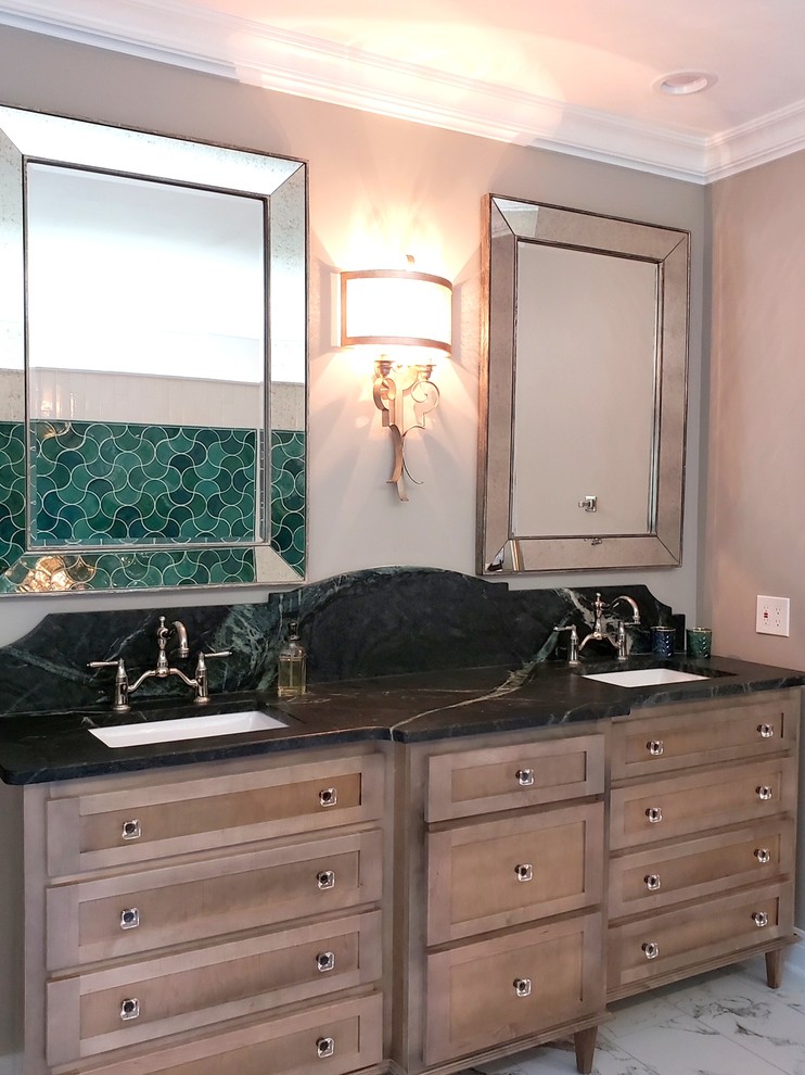 Aménagement d'une salle de bain romantique en bois clair avec un lavabo encastré, un plan de toilette en stéatite et un plan de toilette vert.