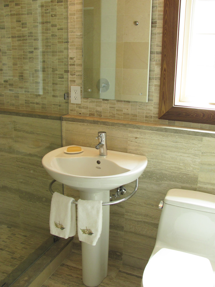 Foto di una stanza da bagno design con lavabo a colonna, doccia doppia, WC monopezzo, piastrelle beige e piastrelle in pietra