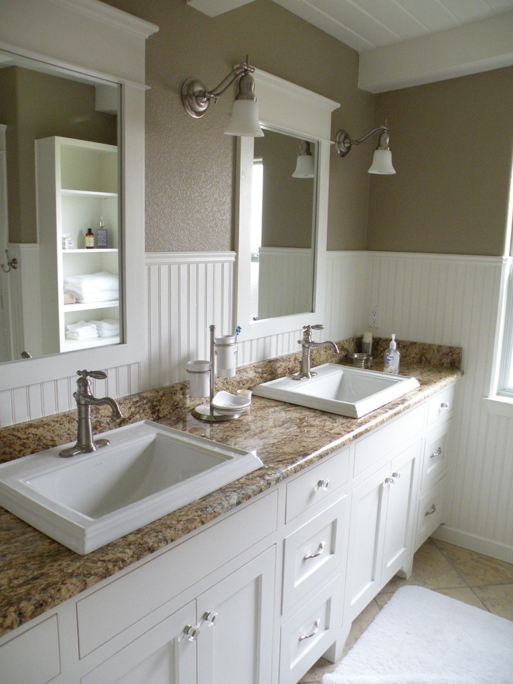 Idéer för att renovera ett en-suite badrum, med luckor med infälld panel, vita skåp, granitbänkskiva och beige väggar