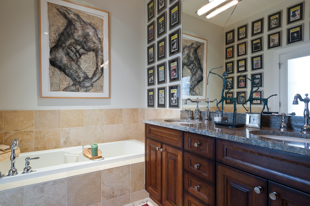 Immagine di una stanza da bagno chic con top in granito