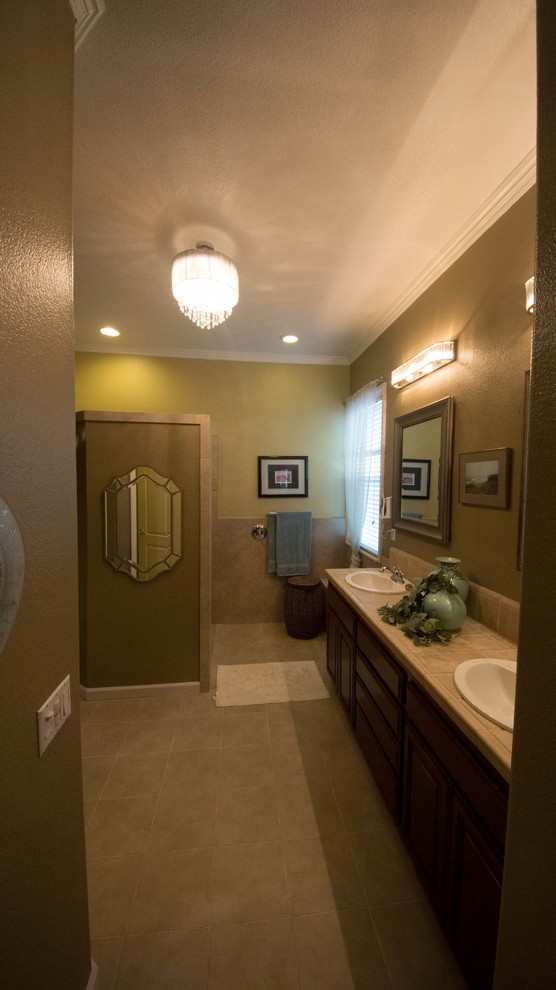Mittelgroßes Modernes Duschbad mit profilierten Schrankfronten, dunklen Holzschränken, beiger Wandfarbe, Porzellan-Bodenfliesen, Einbauwaschbecken, gefliestem Waschtisch, Eckbadewanne, offener Dusche, Toilette mit Aufsatzspülkasten und Keramikfliesen in Sacramento