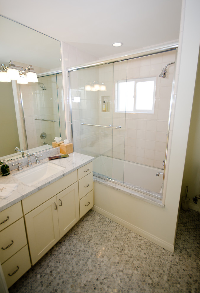 Foto på ett funkis badrum, med marmorbänkskiva