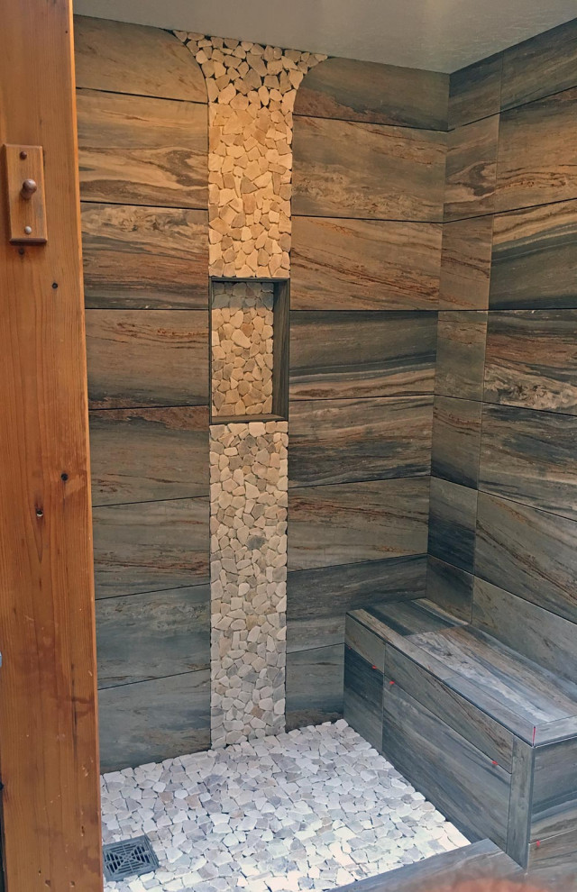 Badezimmer En Suite mit Duschnische, braunen Fliesen, Kieselfliesen, Kiesel-Bodenfliesen und braunem Boden in Seattle