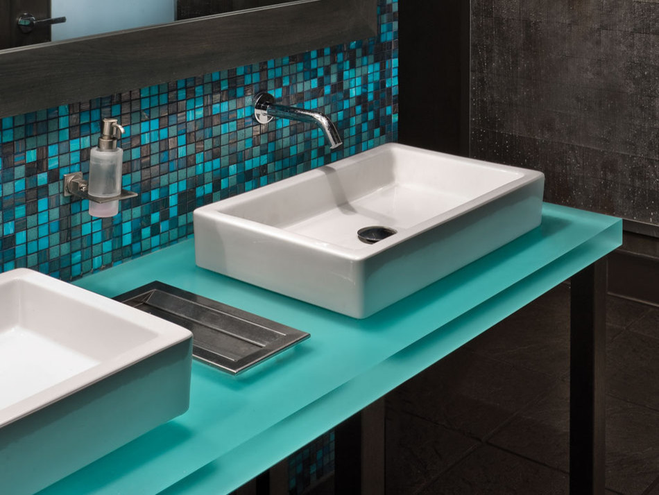 Idée de décoration pour une salle de bain principale bohème de taille moyenne avec une baignoire posée, une douche double, des dalles de pierre, un sol en travertin, un carrelage bleu, un mur gris, un plan de toilette en verre et un plan de toilette bleu.