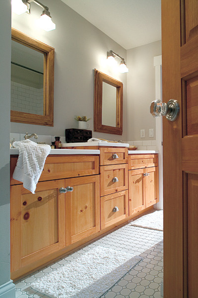 Foto de cuarto de baño principal tradicional de tamaño medio con armarios estilo shaker, puertas de armario de madera clara, baldosas y/o azulejos blancos, paredes beige, suelo con mosaicos de baldosas y encimera de cuarcita