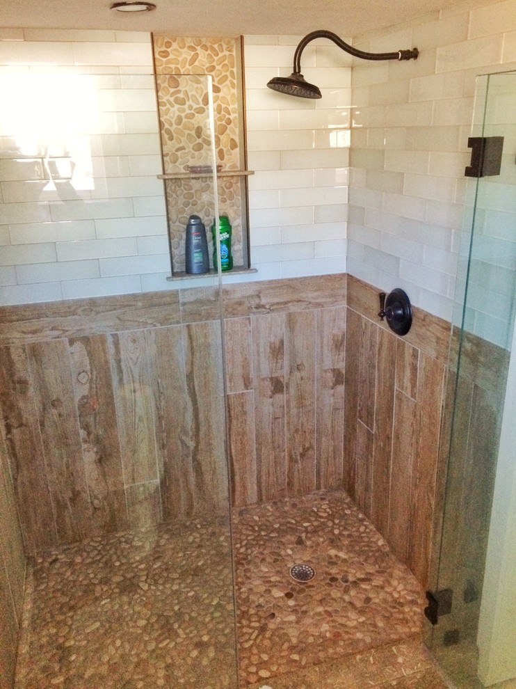 Ejemplo de cuarto de baño principal de estilo de casa de campo pequeño con baldosas y/o azulejos beige y baldosas y/o azulejos de vidrio