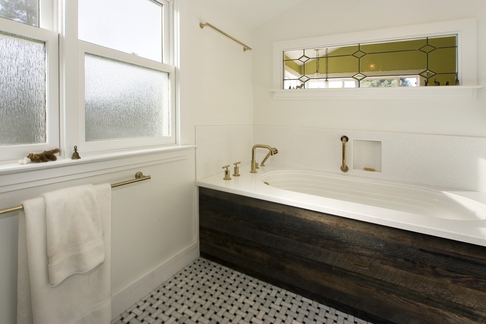 Идея дизайна: ванная комната в стиле рустика с плиткой мозаикой