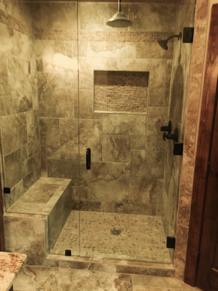 Ejemplo de cuarto de baño principal moderno de tamaño medio con bañera encastrada, ducha esquinera y lavabo bajoencimera