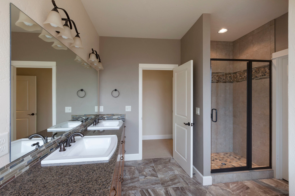 Пример оригинального дизайна: большая главная ванная комната в стиле неоклассика (современная классика) с душем в нише, разноцветной плиткой, удлиненной плиткой, коричневыми стенами, полом из керамической плитки, накладной раковиной и столешницей из гранита