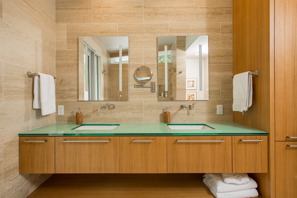 Foto di una stanza da bagno moderna con ante lisce, ante in legno scuro, piastrelle marroni, lavabo sottopiano e top in vetro