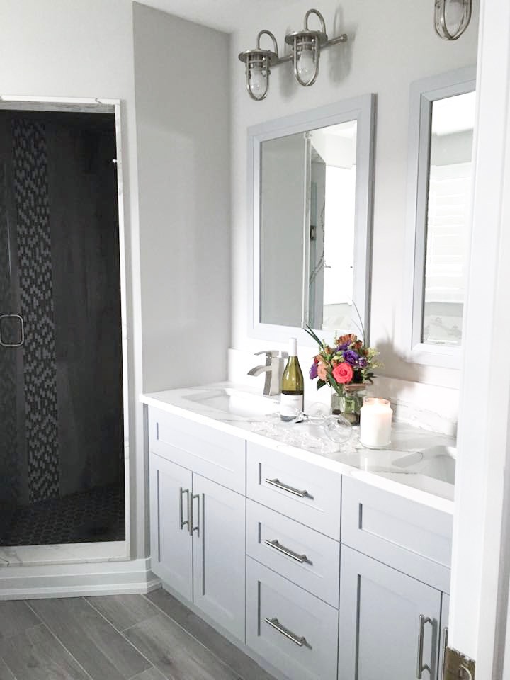 Inspiration för små moderna vitt en-suite badrum, med skåp i shakerstil, grå skåp, ett hörnbadkar, en hörndusch, en toalettstol med hel cisternkåpa, grå väggar, laminatgolv, ett undermonterad handfat, bänkskiva i kvarts, grått golv och dusch med gångjärnsdörr