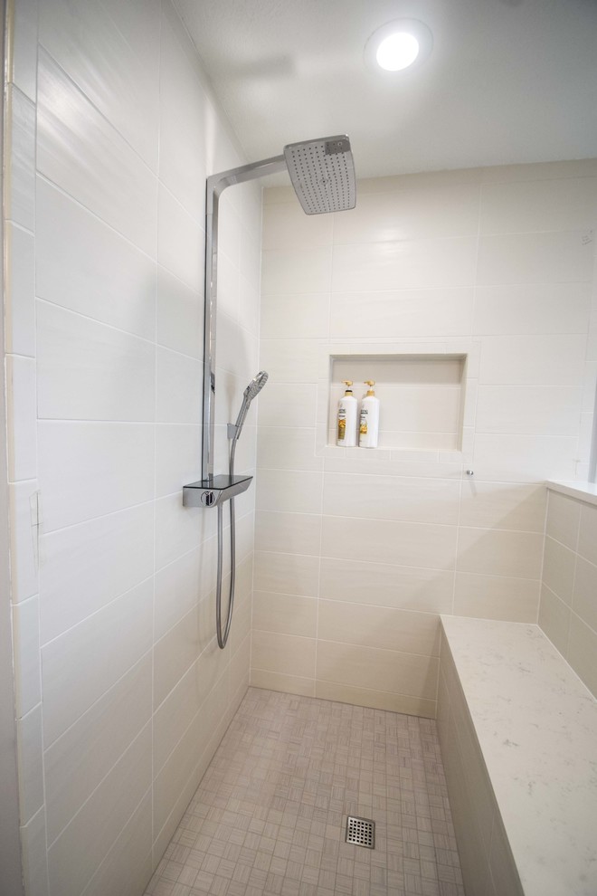 Foto di una grande stanza da bagno padronale minimalista con piastrelle bianche, piastrelle in ceramica e pavimento in gres porcellanato
