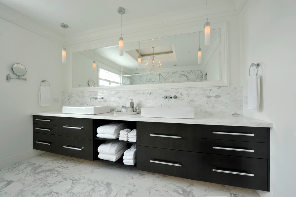 Пример оригинального дизайна: большая главная ванная комната в стиле неоклассика (современная классика) с душем в нише, биде, белыми стенами, мраморным полом, настольной раковиной, черными фасадами и мраморной столешницей