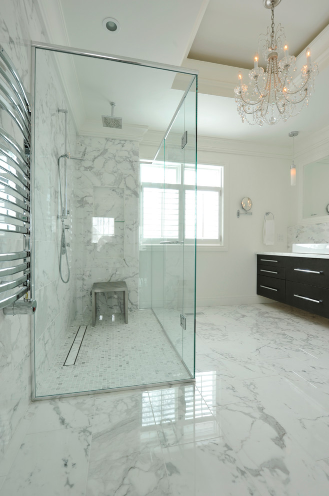 Свежая идея для дизайна: большая главная ванная комната в стиле неоклассика (современная классика) с черными фасадами, душем в нише, биде, белыми стенами, мраморным полом, настольной раковиной и мраморной столешницей - отличное фото интерьера