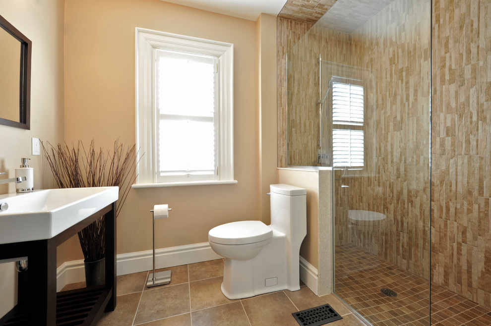 Inspiration för mellanstora klassiska badrum, med skåp i mörkt trä, en dusch i en alkov, en toalettstol med hel cisternkåpa, keramikplattor, beige väggar, klinkergolv i keramik och ett konsol handfat