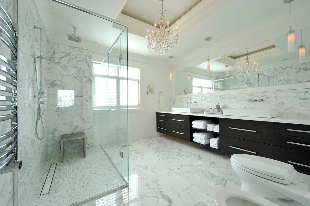 Immagine di una grande stanza da bagno padronale classica con ante nere, doccia alcova, bidè, pareti bianche, pavimento in marmo, lavabo a bacinella e top in marmo