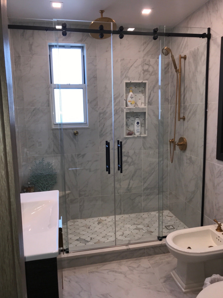 Свежая идея для дизайна: маленькая главная ванная комната в стиле модернизм с плоскими фасадами, коричневыми фасадами, открытым душем, унитазом-моноблоком, серой плиткой, мраморной плиткой, серыми стенами, полом из керамогранита, накладной раковиной, столешницей из ламината, серым полом, душем с раздвижными дверями, белой столешницей, нишей, тумбой под одну раковину и встроенной тумбой для на участке и в саду - отличное фото интерьера