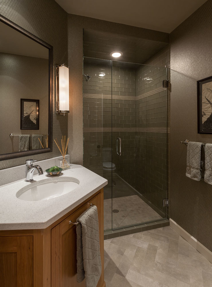Exempel på ett litet klassiskt badrum med dusch, med ett undermonterad handfat, luckor med upphöjd panel, skåp i ljust trä, bänkskiva i kvarts, en dusch i en alkov, en toalettstol med separat cisternkåpa, grön kakel, glaskakel och klinkergolv i keramik