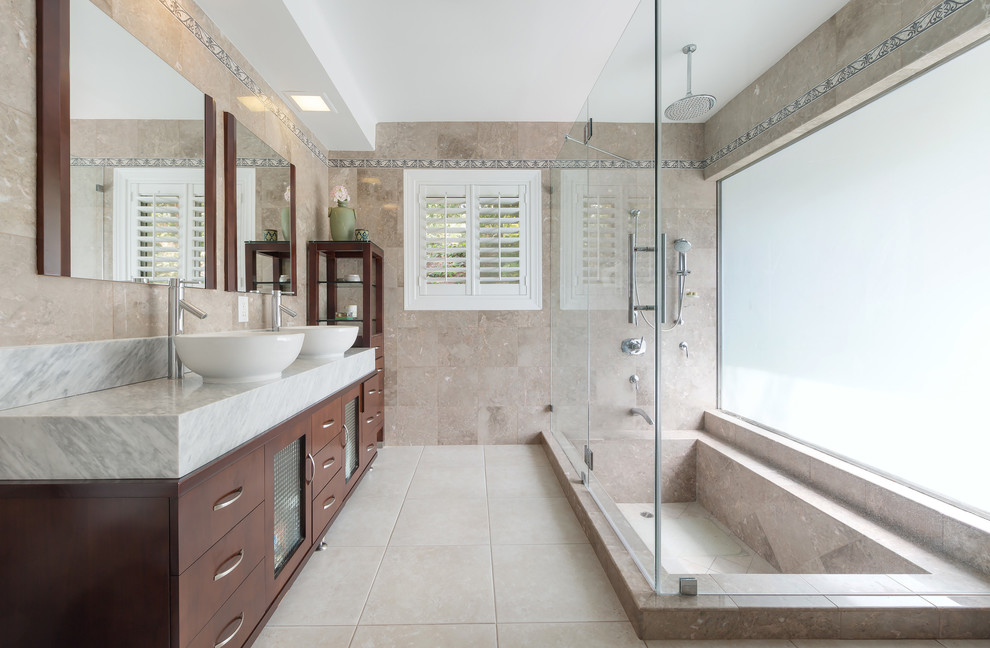 Exempel på ett mellanstort modernt grå grått en-suite badrum, med släta luckor, skåp i mörkt trä, ett platsbyggt badkar, våtrum, beige kakel, travertinkakel, klinkergolv i porslin, ett fristående handfat, marmorbänkskiva, beiget golv och dusch med gångjärnsdörr