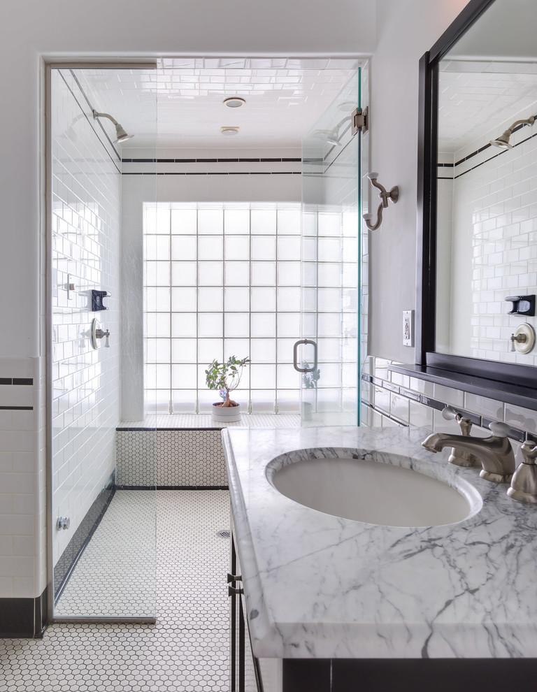 Inredning av ett modernt vit vitt badrum, med våtrum, vit kakel, tunnelbanekakel, mosaikgolv, ett undermonterad handfat, marmorbänkskiva, vitt golv och dusch med gångjärnsdörr