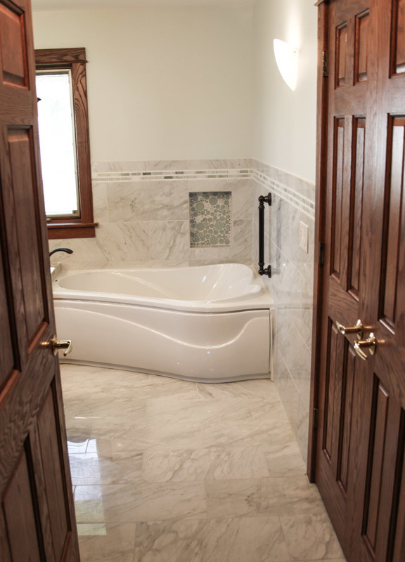 Источник вдохновения для домашнего уюта: главная ванная комната среднего размера в стиле неоклассика (современная классика) с мраморным полом, отдельно стоящей ванной, душем в нише, серой плиткой, каменной плиткой и серыми стенами