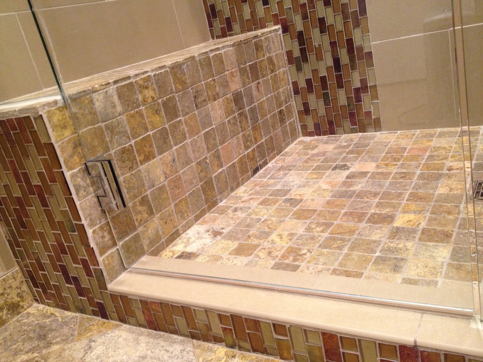 На фото: главная ванная комната среднего размера в стиле модернизм с душем в нише, бежевыми стенами, бежевой плиткой, коричневой плиткой и каменной плиткой