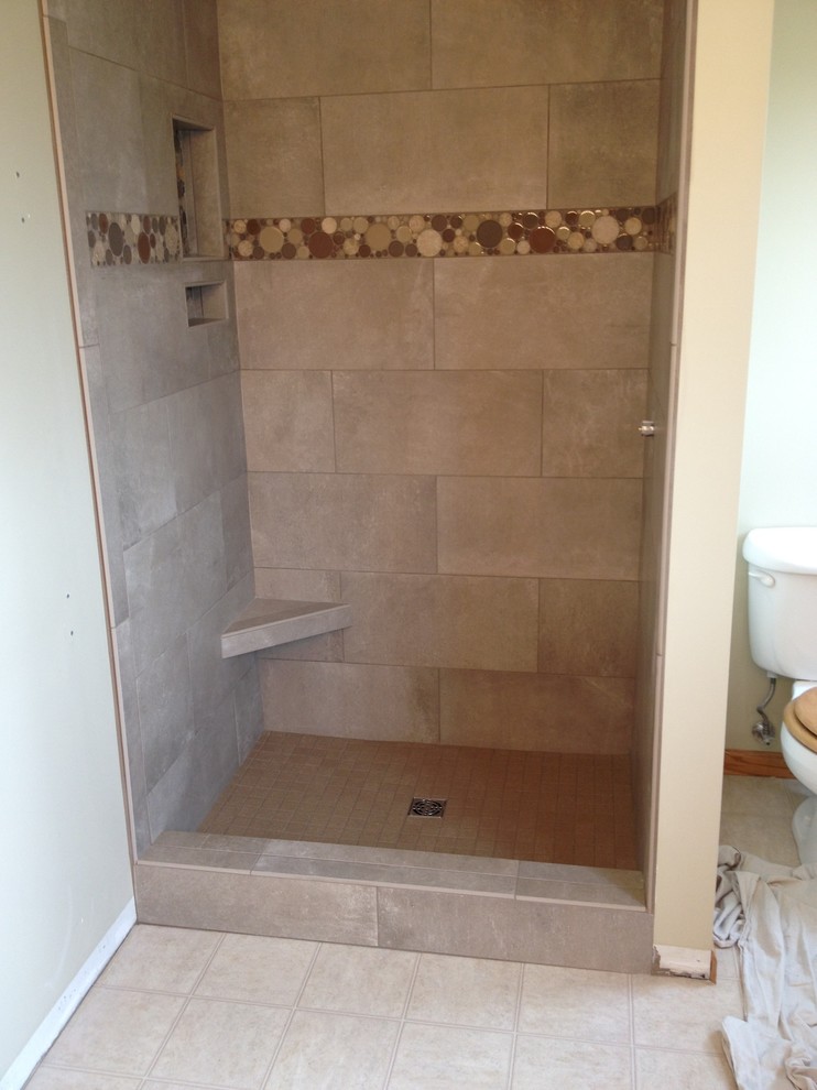 Ejemplo de cuarto de baño minimalista pequeño con sanitario de dos piezas, paredes beige, suelo de baldosas de cerámica, ducha empotrada, baldosas y/o azulejos beige y baldosas y/o azulejos de piedra