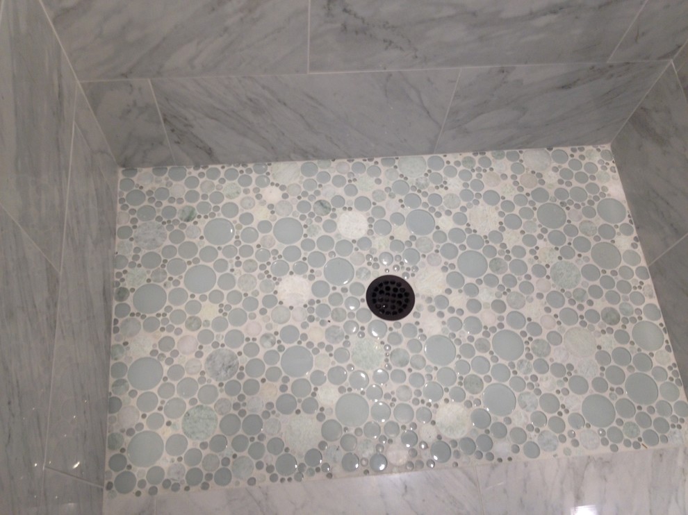 Diseño de cuarto de baño clásico renovado pequeño con ducha empotrada, baldosas y/o azulejos grises, paredes grises, suelo de baldosas tipo guijarro, aseo y ducha y baldosas y/o azulejos de piedra