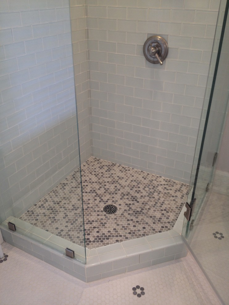 Ejemplo de cuarto de baño tradicional renovado con ducha esquinera, baldosas y/o azulejos blancos y baldosas y/o azulejos de vidrio