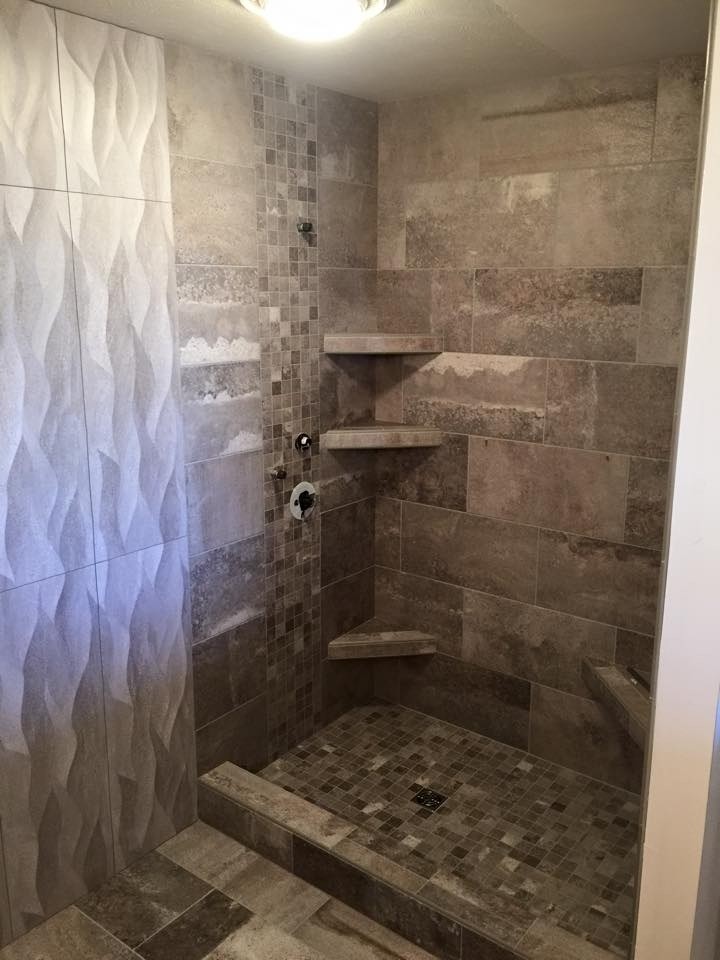 Réalisation d'une salle de bain minimaliste avec une douche ouverte, un carrelage gris, des carreaux de béton et un mur gris.