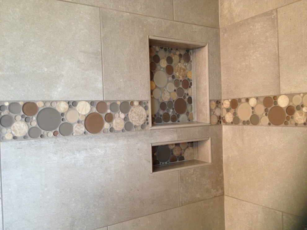 Diseño de cuarto de baño principal actual de tamaño medio con baldosas y/o azulejos beige, baldosas y/o azulejos marrones, baldosas y/o azulejos grises, ducha empotrada y baldosas y/o azulejos de piedra