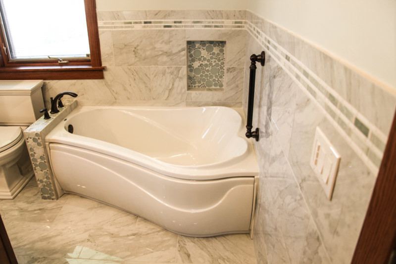 Klassisches Badezimmer mit freistehender Badewanne, Duschnische, grauen Fliesen, Steinfliesen, grauer Wandfarbe und Marmorboden in Chicago